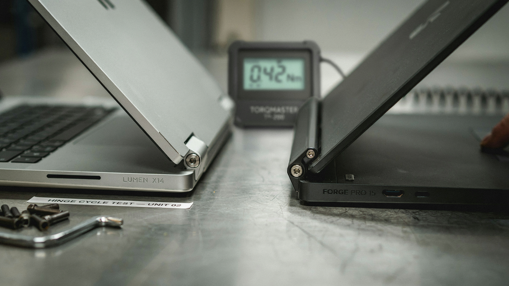 Notebooks Lenovo e Dell posicionados lado a lado sobre mesa de trabalho